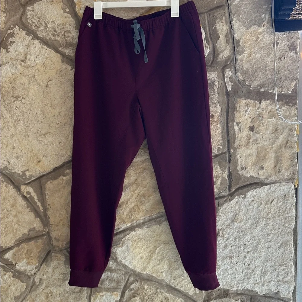 Mens Figs Tansen maroon jogger medium